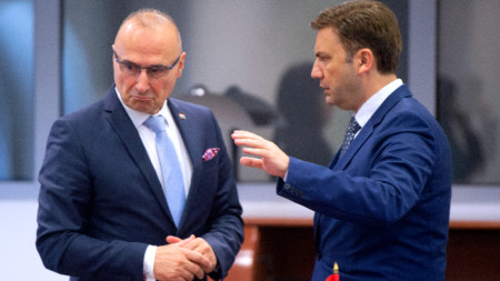 Хърватският министър на външните и европейските въпроси Гордан Гърлич Радман (вляво) и министърът на външните работи на Северна Македония Буяр Османи (вдясно) в Скопие, 15 юни 2022 г.
