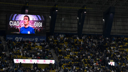 Изображение в памет на Джиджи Рива беше прожектирано на стадиона по време на финала на Суперкупата на Италия
