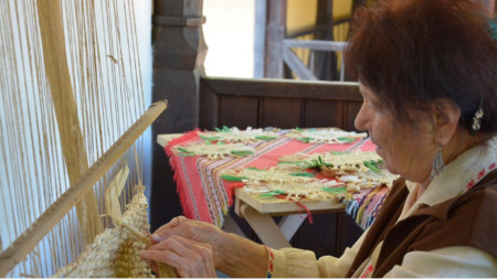 Вера Цанева бивша учителка е усвоила майсторството да плете рогозки