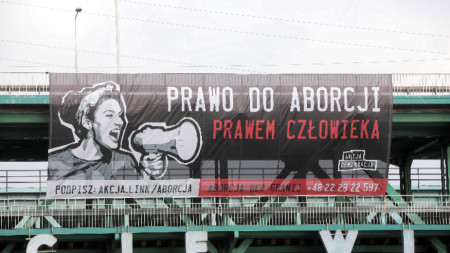 Транспарант са надпис: „Правото на аборт е човешко право“