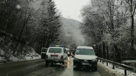 Катастрофа между два автомобила затруднява движението по пътя Велико Търново