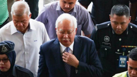 Процес срещу бившия премиер на Малайзия Наджиб Разак (в средата) във връзка с фонда 1MDB