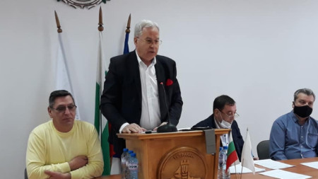 Проф. Димитър Тадаръков (прав) представи концепцията пред общинските съветници в Тутракан. 