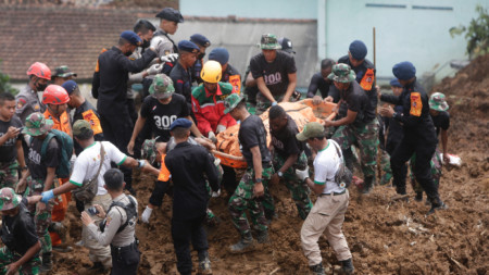 Спасителни екипи издирват оцелели в Чианджур, 22 ноември 2022 г.