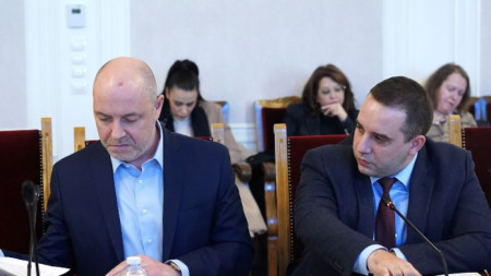 Професор Николай Габровски (вляво) и изпълнителният директор на Агенцията по лекарствата Богдан Кирилов по време на изслушването в здравната комисия на Народното събрание