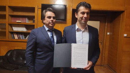 Кирил Петков и Асен Василев с подписаното коалиционно споразумение