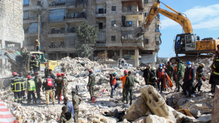Спасители на мястото на разрушена сграда в Алепо, Сирия, 8 февруари 2023 г.
