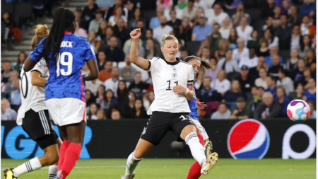 Капитанката на Германия Александра Поп бележи първия гол срещу Франция.