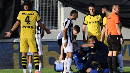 Вратарят Наумов е на земята след удара с бутилка.