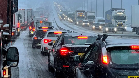 Обилният снеговалеж причини задръствания по магистрали