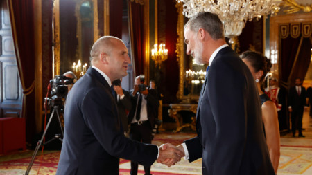 Снощи бе даден прием от краля на Испания  Фелипе VI и кралица Летисия за държавните и правителствени ръководители, участващи в срещата на върха на НАТО в Мадрид, където българската делегация е ръководена от президента Румен Радев.