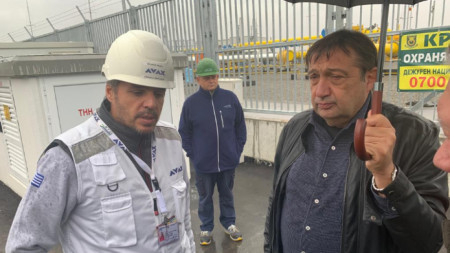 Служебният министър на регионалното развитие и благоустройството (вдясно) инспектира строителството на интерконектора с Гърция