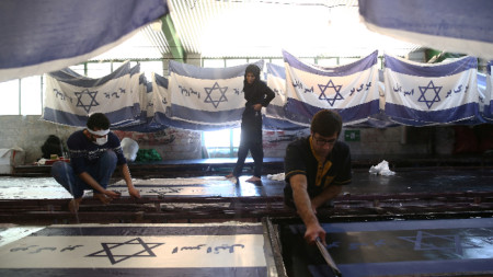 Фабриката произвежда по 2000 американски и израелски флагове месечно в натоварени период.