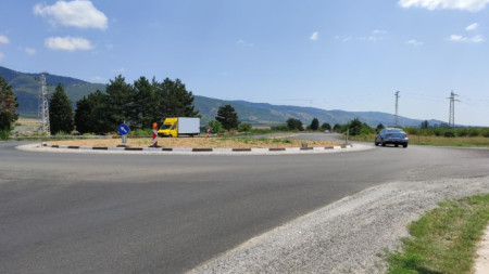 Кръговото кръстовище на главния път София-Бургас в района село Тополчане