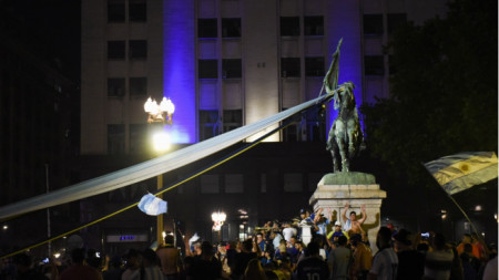 Хиляди аржентинци прекараха нощта пред двореца в очакване на останките на Марадона.