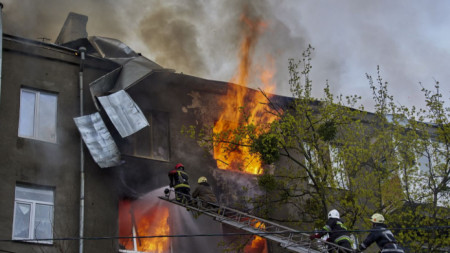 Потушаване на пожар в Харков след руски обстрел, 17 април 2022 г.