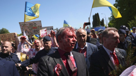 Руският посланик в Полша Сергей Андреев (в средата) беше залят с червена течност от борци за свободата на Украйна