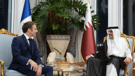 Еманюел Макрон разговаря в Доха с емира на Катар шейх Тамим бин Хамад ат Тани.