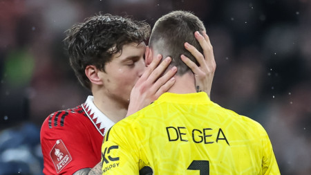 Линдельоф целува вратаря Де Хеа преди да изпълни победната дузпа.