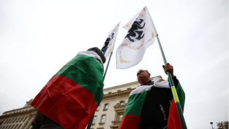 Протест на партия „Възраждане“ с искане за запазване на лева се провежда пред сградата на БНБ.