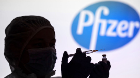 Фармацевтичната компания Пфайзер започна тестване на първите дози ваксини срещу
