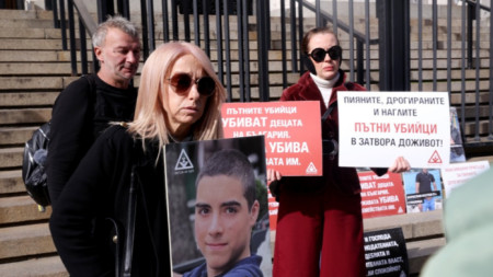 Citizens and members of Angels on the Road Association in front of the Sofia City Court Palace, 21 October 2024