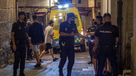 Полиция след за спазване на ограничителните мерки в Оренсе, Галисия, 10 юли 2021 г.