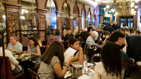 Резервациите в ресторанти във Великобритания отбелязва силен ръст след като