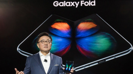 Сгъваем смартфон Galaxy Fold на компанията Samsung