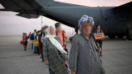 Афганистанци на летището в Кабул, желаещи да напуснат страната
