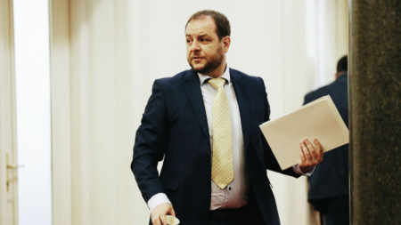 Министърът на околната среда и водите Борислав Сандов в кулоарите на парламента.