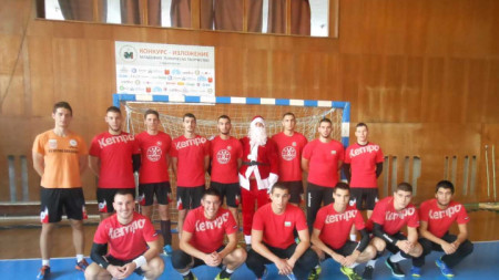 С мач между хандбалните отбори на „Локомотив“ - Горна Оряховица и „Локомотив“ - Варна днес беше дадено началото на благотворителната кампания за лечението на 18-годишния хандбалист Ивелин Дачев. Акцията е инициирана от Георги Симеонов.