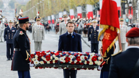 Макрон поднася венец пред гроба на незнайния войн под Триумфалната арка в Париж