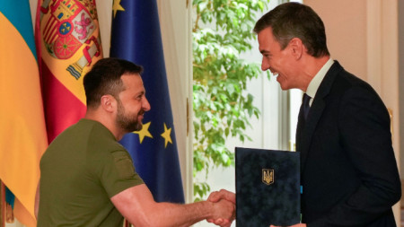 Президентът на Украйна Володомир Зеленски (вляво) и министър-председателят на Испания Педро Санчес - Мадрид, 27 май 2024