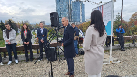 Министърът на образованието при откриването на изложбата 