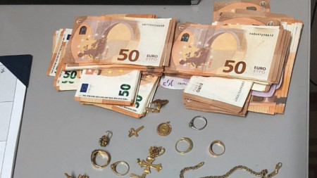 Конфискувани 11 евро и златни бижута за 4000 евро, взети при последните три измами.