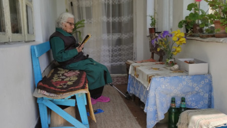93-годишната Радка Петрова в Кардам