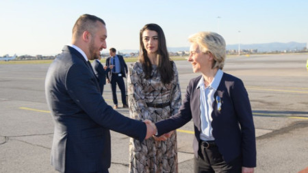 Председателката на ЕК Урсула фон дер Лайен (вдясно) беше посрещната в София от началничката на кабинета на премиера Петков Лена Бориславова и и.д. шефа на представителството на ЕС Цветан Кюланов