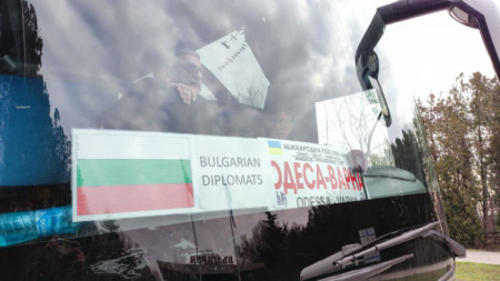 На ГКПП „Дуранкулак“ пристигнаха два автобус с българи, евакуирани от Одеса, 26 февруари 2022 г. В Украйна се водят боеве след нахлуване на руски войски.