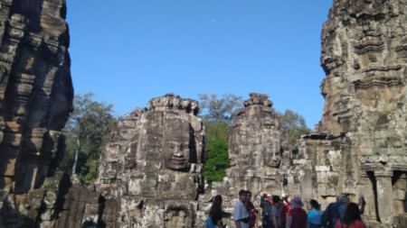 Площта на храмовете Ангкор Ват е колкото 90 футболни игрища