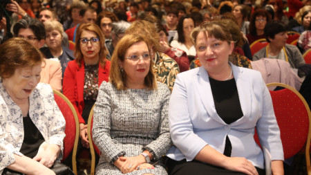 Заместник-министърката на образованието и науката Деница Сачева (вдясно) участва в националния форум на мрежата от Глобални библиотеки в България. 