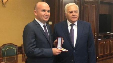 Илхан Кючюк (вляво) получи ордена от председателя на парламента на Азербайджан Огтай Асадов.