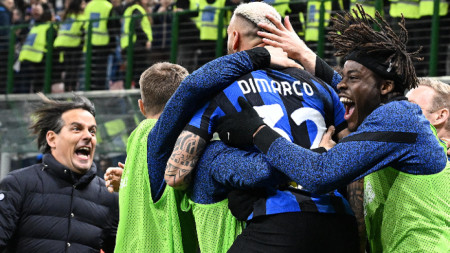 Старши треньорът на Интер Милано Симоне Индзаги (вляво) празнува с футболистите на тима третия гол във вратата на Аталанта