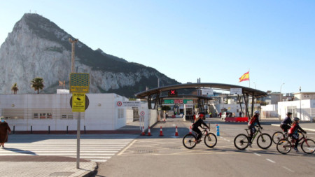 Велосипедисти преминават границата между Испания и Гибралтар, 31 декември 2020 г.