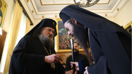 На официална церемония в приемния салон на Синодалната палата Знеполският епископ Арсений (вдясно) бе обявен за Сливенски митрополит.