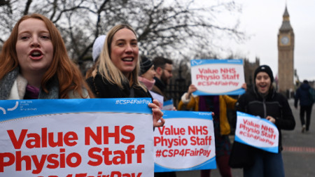 Физиотерапевтите на NHS на протест пред болницата 
