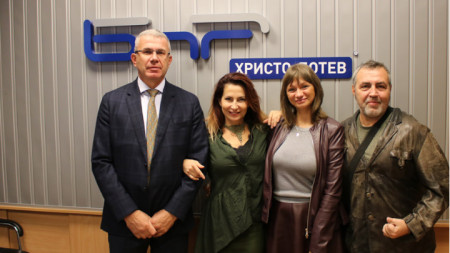 Доц. Иван Чавдаров, Ива Дойчинова, д-р Анелия Хохвартер и Христо Мутафчиев (отляво надясно)