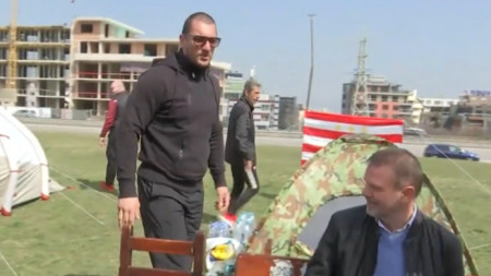 Стойчо Младенов седна при протестиращите.