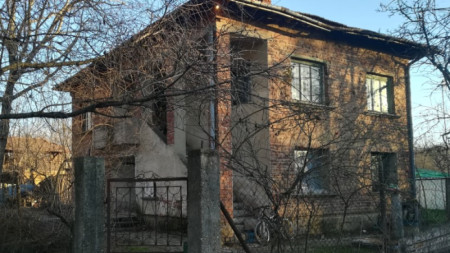 Къщата на убития мъж в село Гъмзово