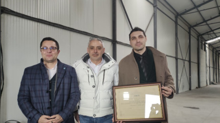 Министърът на иновациите и растежа Александър Пулев (вляво) връчи сертификат за инвестиция на завод за производство на ски в Асеновград